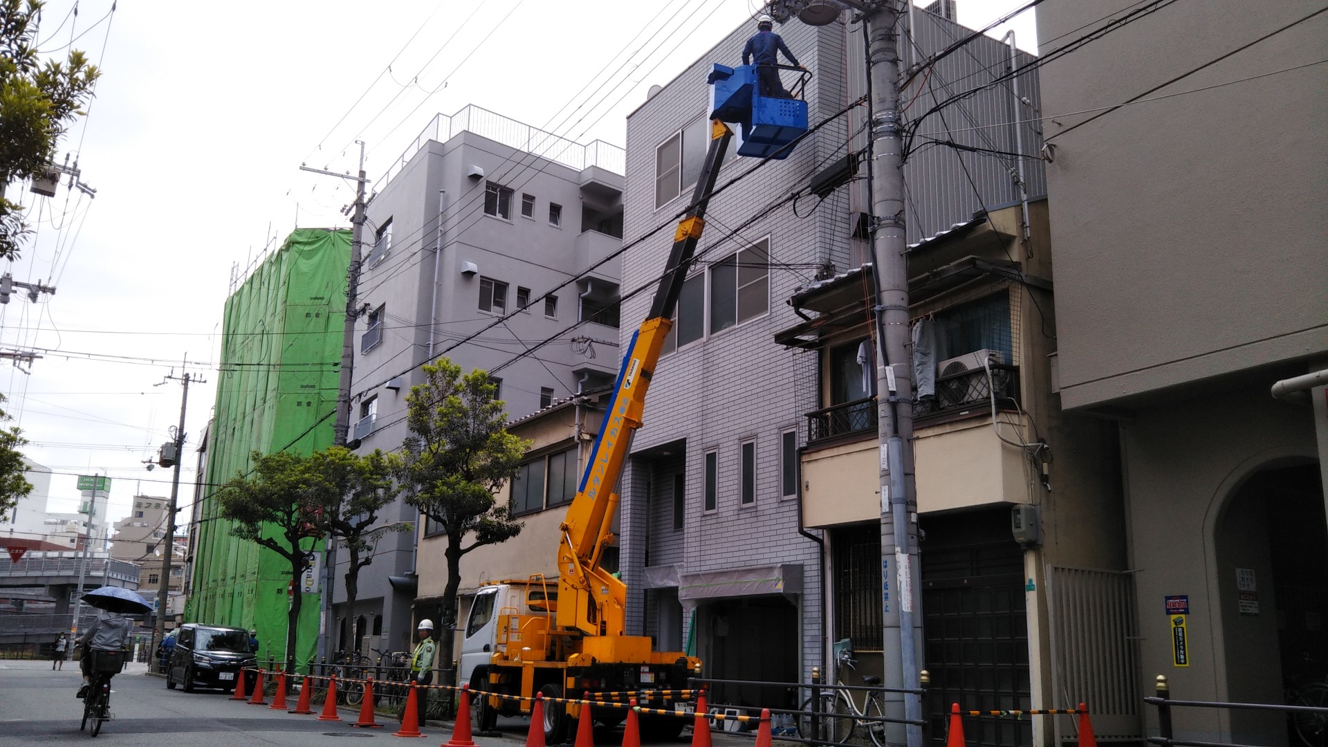 環境対応型特殊洗浄G-Eco工法でビルのサイディング外壁を施工風景